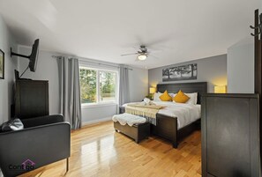 2 chambres, bureau, fer et planche à repasser, lit parapluie