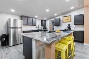 Fridge, microwave, oven, stovetop - Pet-Friendly Cabin • Sleeps 10 • Fast Wi-Fi (Kingston)