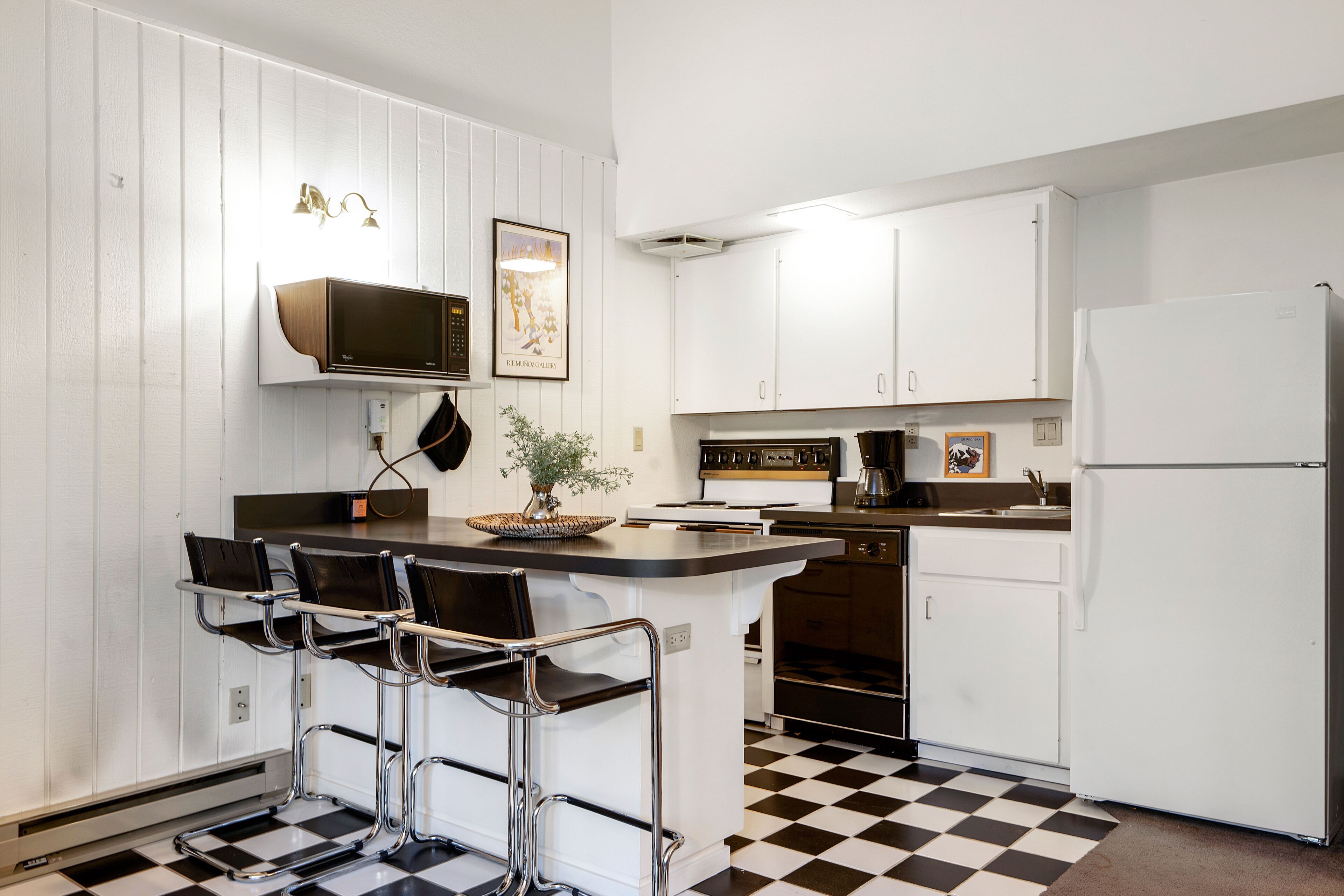 Kjøleskap, mikrobølgeovn, ovn og kokeplater