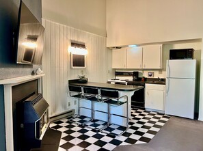 Jääkaappi, mikroaaltouuni, uuni, liesi