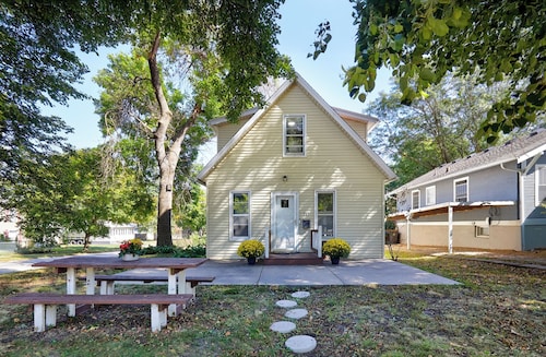 Cozy North of Grand Home Near Downtown Des Moines