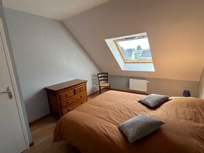 3 bedrooms, travel crib, internet, bed sheets - Large family house for 8 people 400 m from the sea (Hauteville-sur-Mer)