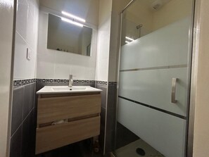 Shower, hair dryer, towels, toilet paper - Large family house for 8 people 400 m from the sea (Hauteville-sur-Mer)