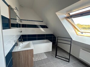 Shower, hair dryer, towels, toilet paper - Large family house for 8 people 400 m from the sea (Hauteville-sur-Mer)