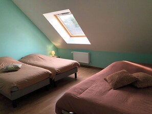 3 quartos, berço de viagem, acesso à internet, roupa de cama