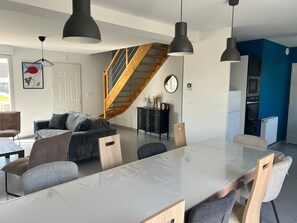 Dining - Large family house for 8 people 400 m from the sea (Hauteville-sur-Mer)