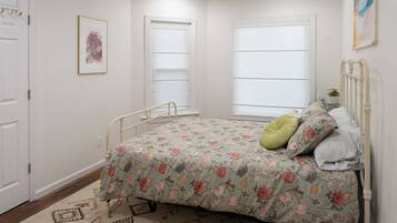 3 habitaciones, tabla de planchar con plancha, wifi y ropa de cama