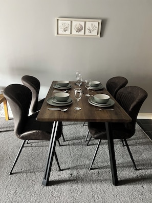 Dining - 2 bedroomed executive apartment (Cleethorpes)