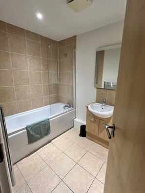 Shower, towels, toilet paper - 2 bedroomed executive apartment (Cleethorpes)