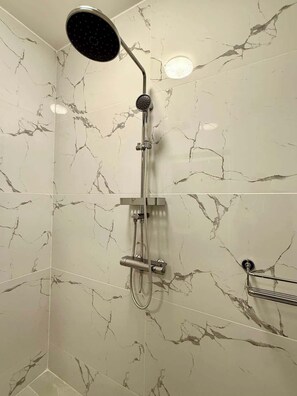 Shower, hair dryer - Spacious 7 Min from Gare du Midi (Anderlecht)