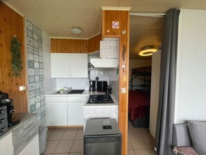 Refrigerador, horno, parrilla de estufa y cafetera y tetera 