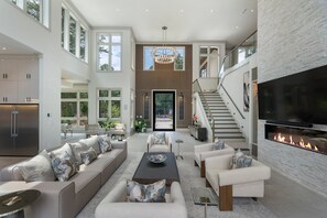 تلفزيون ذكي، مدفأة، ألعاب فيديو، تنس طاولة