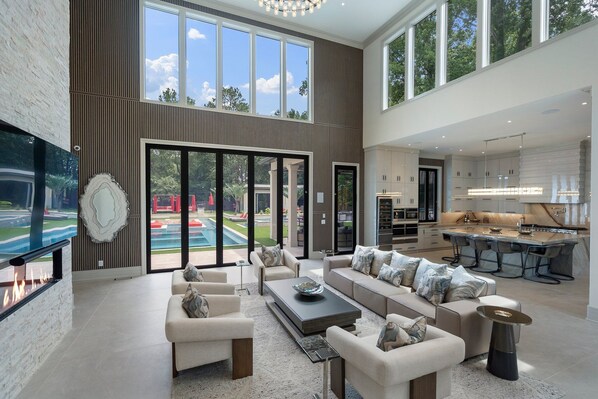 تلفزيون ذكي، مدفأة، ألعاب فيديو، تنس طاولة