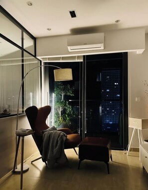 Condo tiện nghi đơn giản, quang cảnh thành phố | Phòng khách