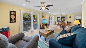 Living area - Bay Leave | Perfect coastal getaway! (Gulf Shores)