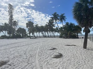 Beach nearby - Bright Family Beach Escape at Tropical Sands (Fort Myers Beach)