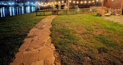 Cumberland River Retreat - w/Private Dock
Visit Nashville by land or water