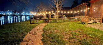 Cumberland River Retreat - w/Private Dock
Visit Nashville by land or water