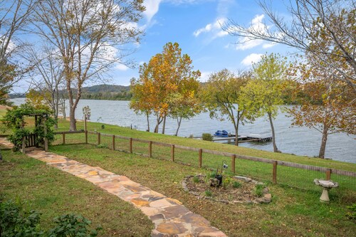 Cumberland River Retreat -  w/Private Dock
Visit Nashville by land or water