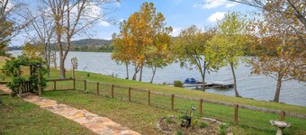 Cumberland River Retreat -  w/Private Dock
Visit Nashville by land or water