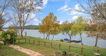 Cumberland River Retreat - w/Private Dock
Visit Nashville by land or water