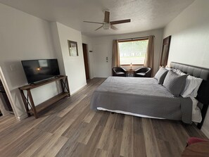 Room - Charming Lake Front 1-bedroom cabin in Bull Shoals (Bull Shoals)