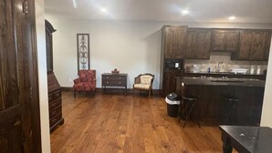 Una cocina amplia con armarios de madera y una isla central.