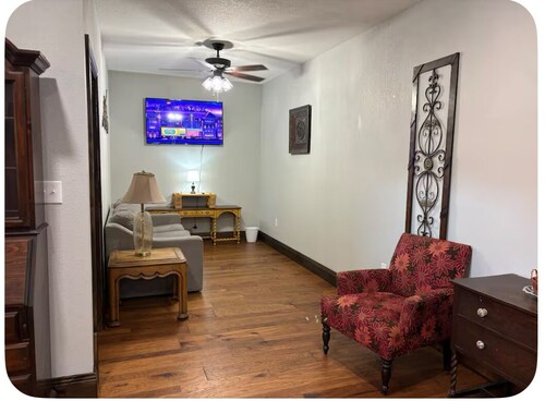 Tranquil 2-bedroom apartment next to Orbison Park