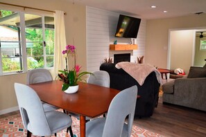 Dining - Charming Getaway near the Square! (Ocala)