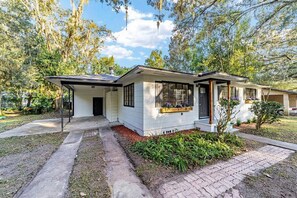 Exterior - Charming Getaway near the Square! (Ocala)