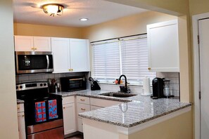 Private kitchen - Charming Getaway near the Square! (Ocala)