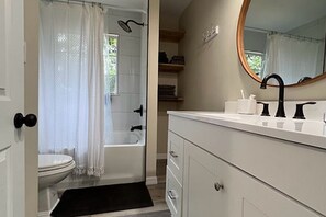 Hair dryer, towels, soap, toilet paper - Charming Getaway near the Square! (Ocala)