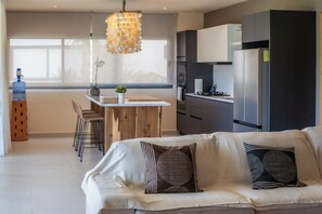 Deluxe-Apartment, Balkon, Poolblick | Wohnbereich