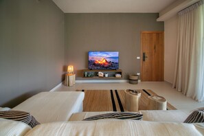 Deluxe Apartment, Balcony, Pool View | Ruang tamu