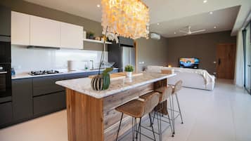 Deluxe-Apartment, Balkon, Poolblick | Eigene Küche