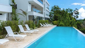 2 piscines extérieures