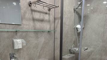 SĂšche-cheveux, serviettes fournies, savon, papier toilette