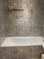 Ducha, toallas, papel higiénico