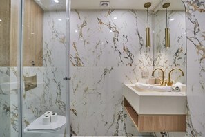 Appartement | Badkamer | Een haardroger, zeep