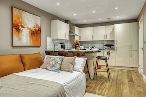 Desk, iron/ironing board, travel cot, WiFi - Notting Hill/Hyde Park - Cosy 2 Bed 2 Bath (Greater London)