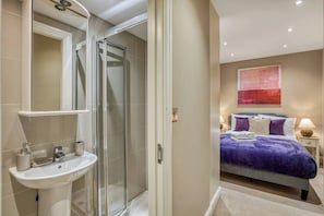Desk, iron/ironing board, travel cot, WiFi - Notting Hill/Hyde Park - Cosy 2 Bed 2 Bath (Greater London)