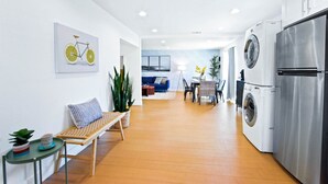 Un appartement moderne comprenant une cuisine, un coin repas et un salon.