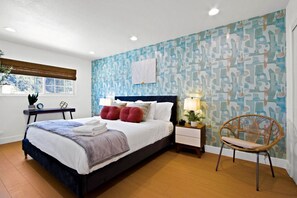 Desk, iron/ironing board, WiFi, bed sheets