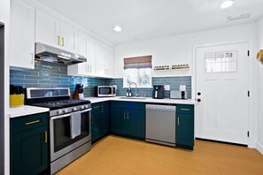 ثلاجة، ميكروويف، فرن، موقد طهي مسطح