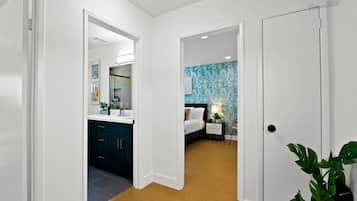 Desk, iron/ironing board, WiFi, bed sheets