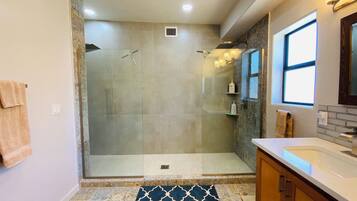 Dusch, hårtork, handdukar och tvål