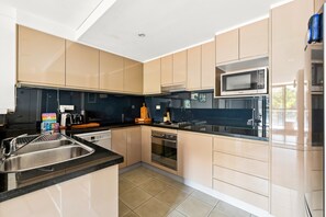 Apartment | Eigene Küche | Kochgeschirr/Geschirr/Besteck