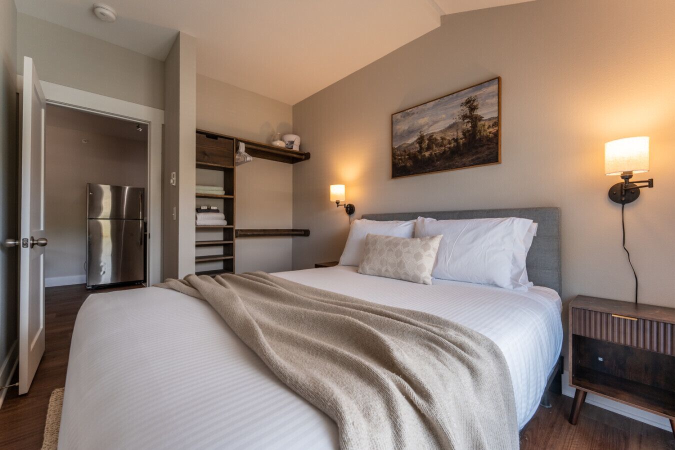 Travel crib, WiFi, bed sheets