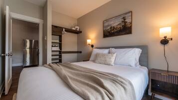 Travel crib, WiFi, bed sheets