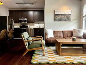 Een televisie en een open haard